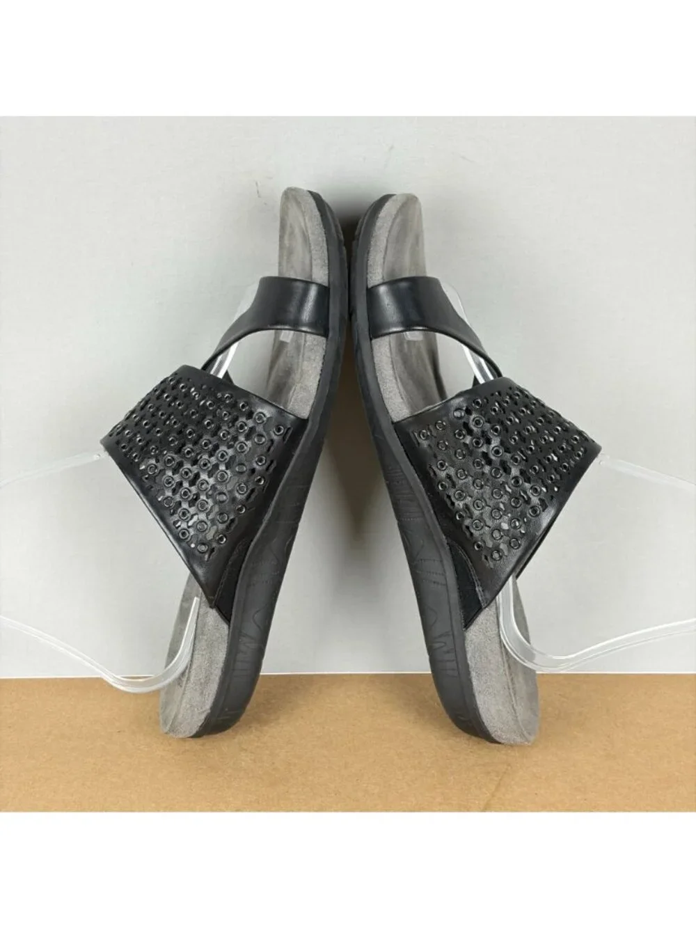 BareTraps Juny Faux leather Toe Loop Sandals Womens 10 Black Slip On Casual